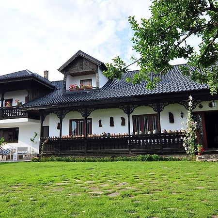 Bed & Breakfast Popamuseum Tarpesti Strada Muzeului Nr 28 Tîrpeşti Bagian luar foto