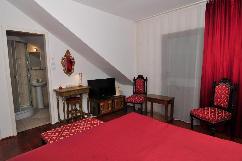 Bed & Breakfast Popamuseum Tarpesti Strada Muzeului Nr 28 Tîrpeşti Bagian luar foto