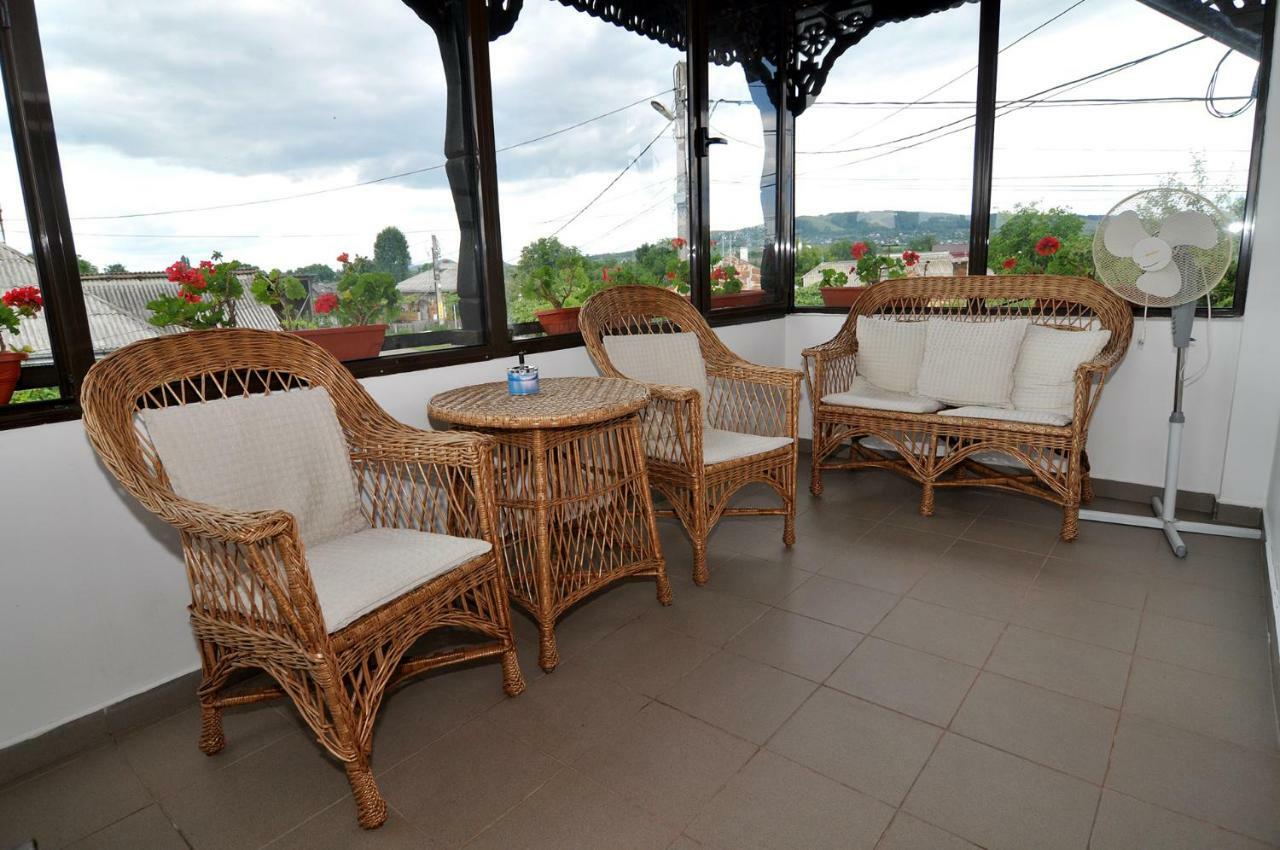 Bed & Breakfast Popamuseum Tarpesti Strada Muzeului Nr 28 Tîrpeşti Bagian luar foto